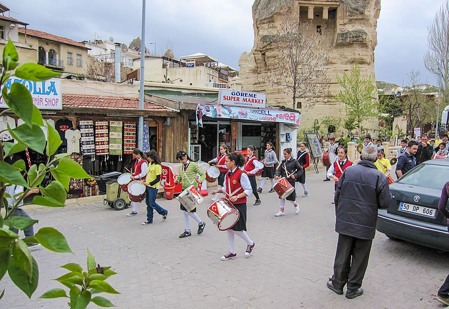 Parade Okul Çocuklar — Göreme, Türkiye
